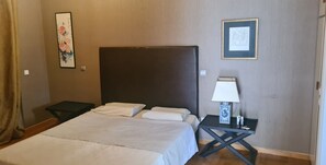 3 habitaciones, tabla de planchar con plancha, wifi y ropa de cama 