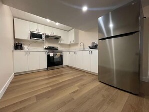 Fridge, microwave, oven, stovetop - Lumi Deluxe (Saskatoon)