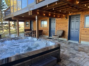 Outdoor dining - Sweetwater Cabin - cozy winter retreat with hot tub (Garden City)