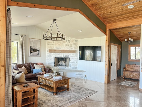 Smart TV, fireplace, video games - Sweetwater Cabin - cozy winter retreat with hot tub (Garden City)