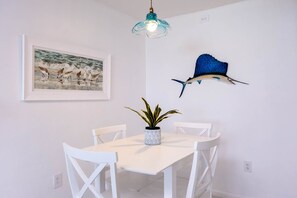 Dining - Oceanfront Private Beach in Key Colony Beach Florida Keys (Key Colony Beach)