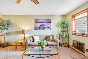 TV - Waterfront condo with resort amenities, grill, firepit, jetted tub, & partial AC (Wisconsin Dells)