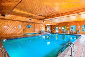 Innendørsbasseng og et oppvarmet basseng