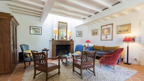 Een smart-tv, een tafeltennistafel en boeken