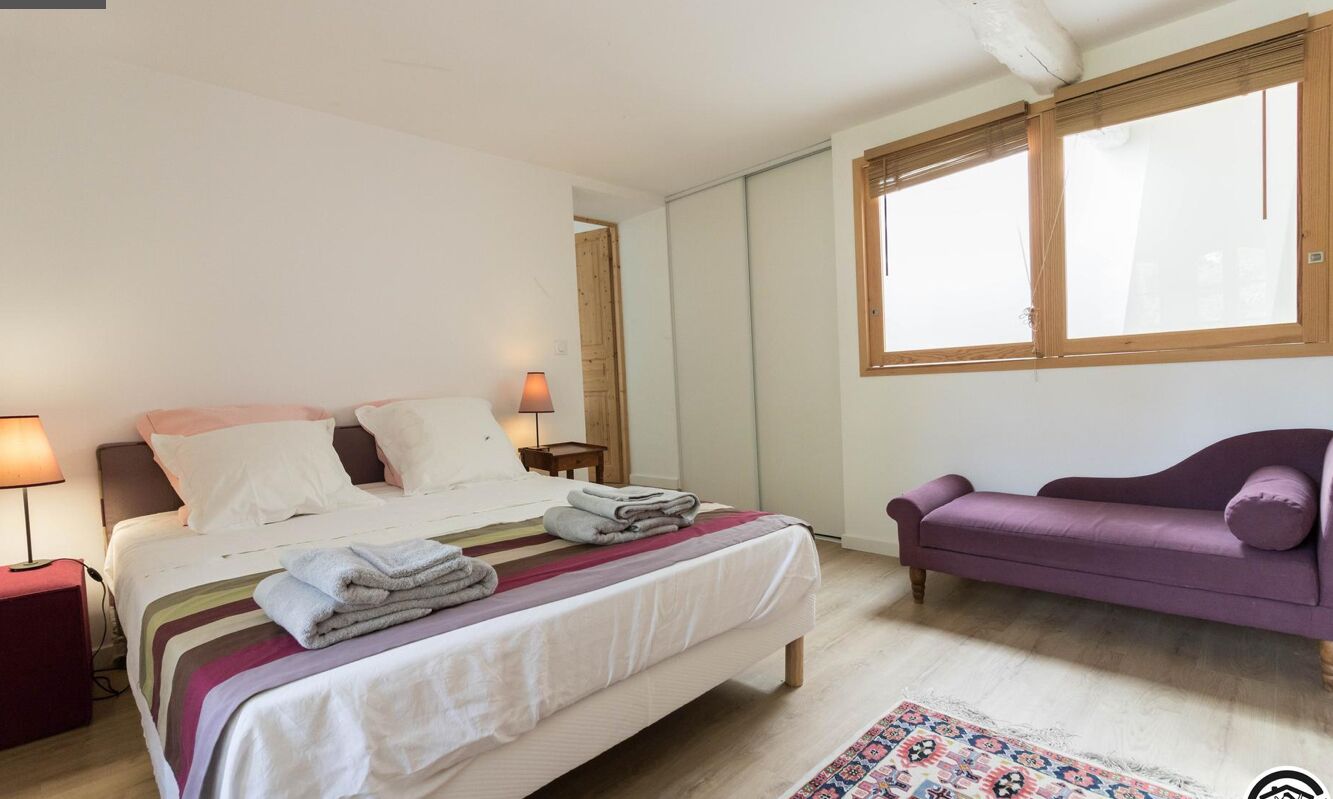 3 chambres, coffres-forts dans les chambres, fer et planche à repasser