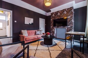 42-inch LCD TV with digital channels, Netflix, streaming services - Newly Renovated home-Manchester (Salford)