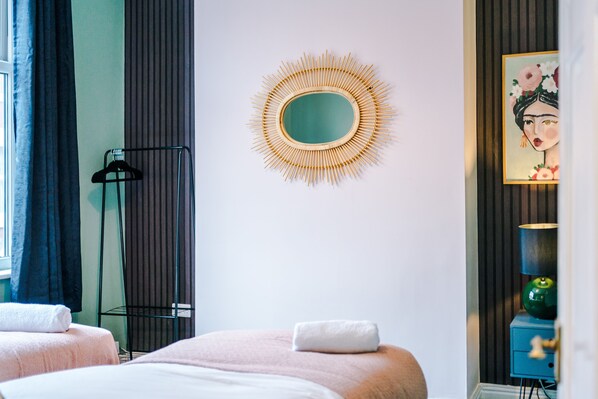 5 bedrooms, free WiFi, bed sheets - Newly Renovated home-Manchester (Salford)