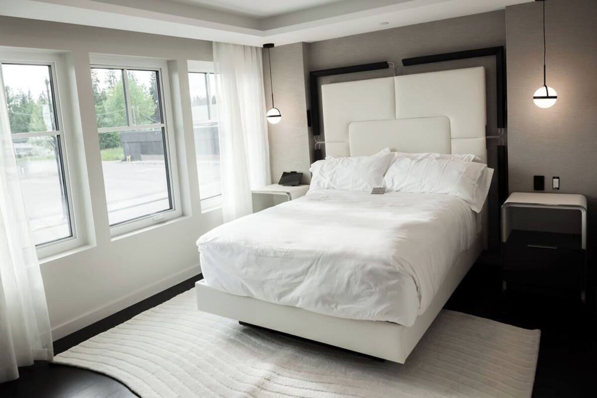 Quarto superior, 1 cama Queen, para não fumantes | Cofres nos quartos, escrivaninha, cortinas blackout
