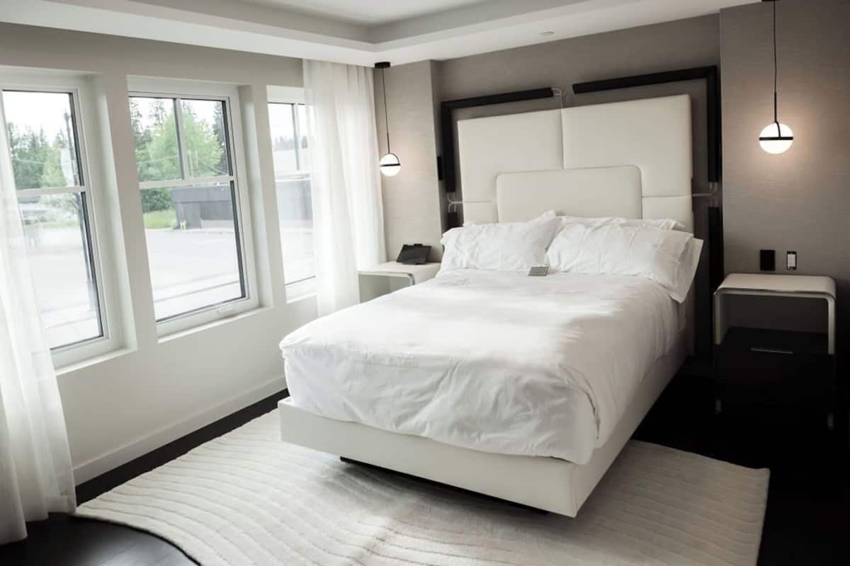 Superior Room, 1 Queen Bed, Non Smoking | 1 bedroom, in-room safe, desk, blackout drapes