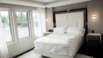 Superior Room, 1 Queen Bed, Non Smoking | In-room safe, desk, blackout curtains, iron/ironing board