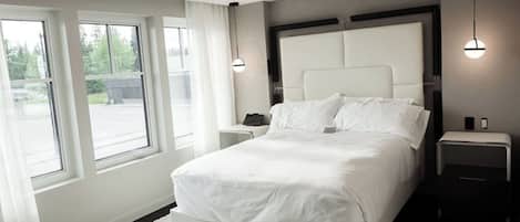 Superior Room, 1 Queen Bed, Non Smoking | In-room safe, desk, blackout drapes, iron/ironing board