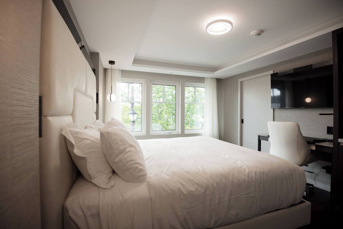 Quarto superior, 1 cama King, para não fumantes | Cofres nos quartos, escrivaninha, cortinas blackout