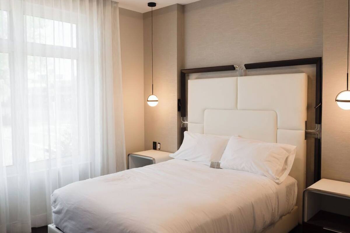Quarto superior, 1 cama Queen, para não fumantes | Cofres nos quartos, escrivaninha, cortinas blackout