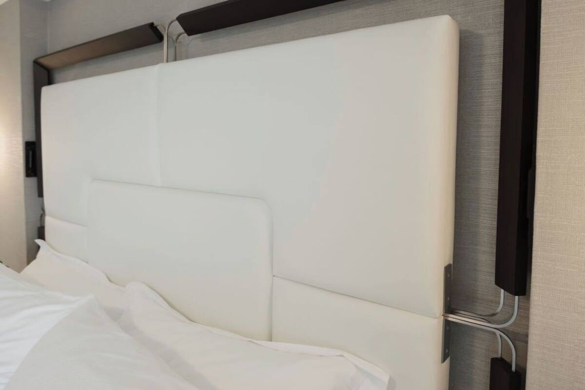 Cofres nos quartos, escrivaninha, cortinas blackout