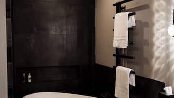 Secador de pelo, toallas, jabón, shampoo