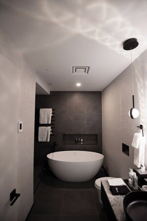 Signature Room, 1 King Bed with Sofa bed, Non Smoking | Bathroom - The Reid Hotel (vanderhoof)