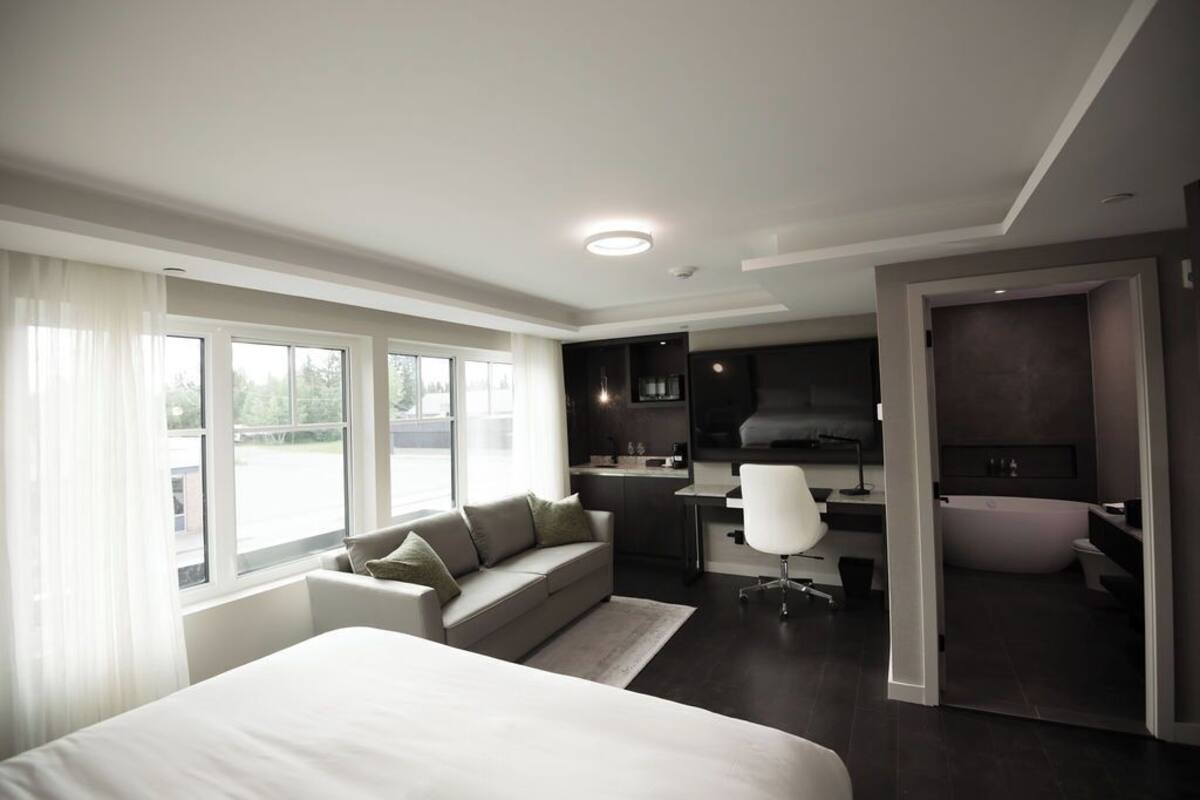 Quarto com design assinado, 1 cama King e sofá-cama, para não fumantes | Cofres nos quartos, escrivaninha, cortinas blackout