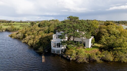 Art Deco Lakehouse retreat at Inchiquin 