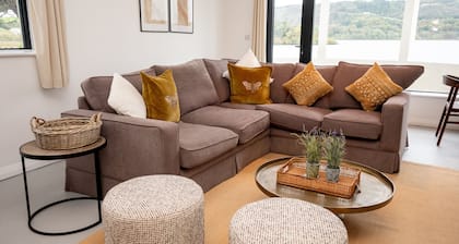 Art Deco Lakehouse retreat at Inchiquin