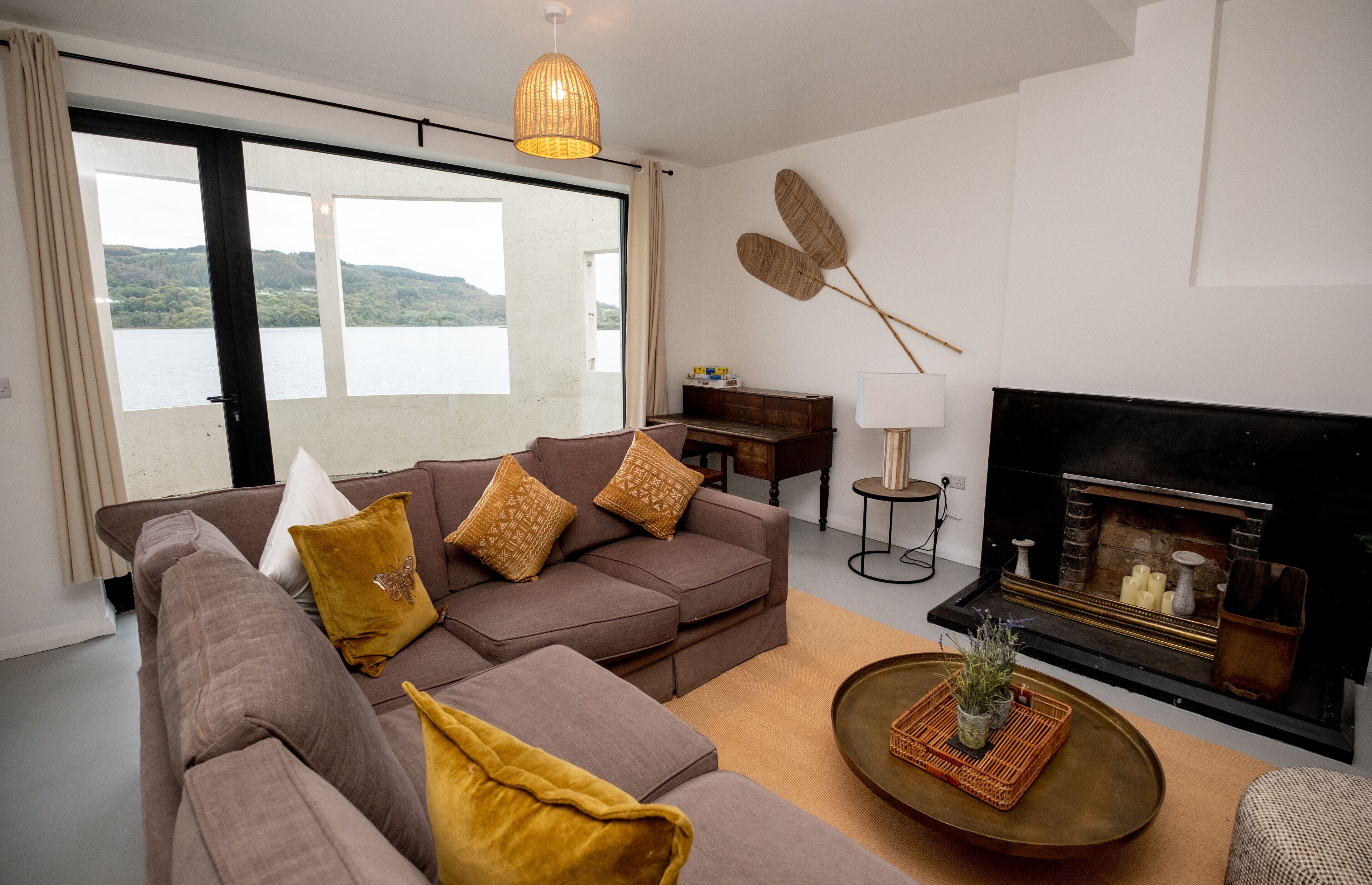 تلفزيون ذكي، مدفأة، كُتُب