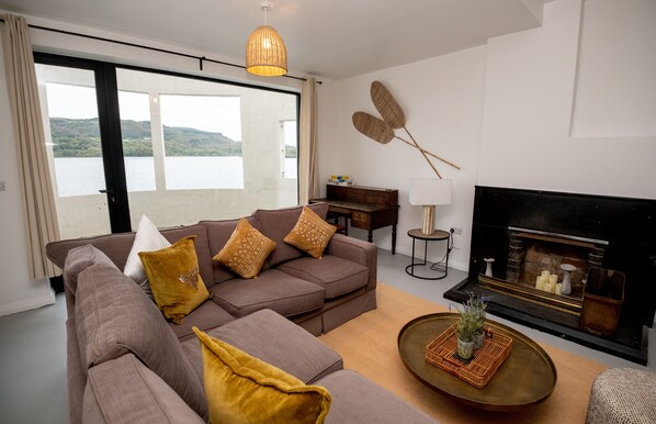 Smart-TV, Kamin, Bücher