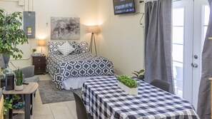 Tabla de planchar con plancha, wifi gratis y ropa de cama 