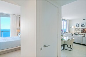 Casa, varias camas, balcón, vista al océano | Vista desde la habitación