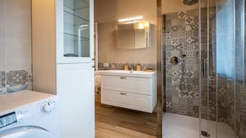 Doccia, asciugacapelli, bidet, asciugamani