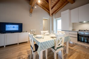 Fridge, microwave, oven, stovetop - Apartment with balcony and parking spot, 400 meters from the lake - Larihome A20 (Gravedona ed Uniti)