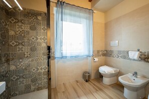 Regadera, secadora de cabello, bidet, toallas 