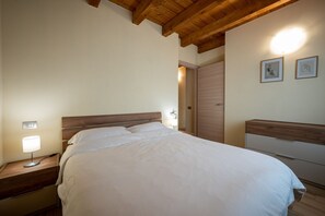 2 bedrooms, desk, WiFi, bed sheets