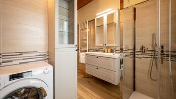 Shower, hair dryer, bidet, towels