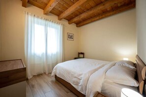 2 bedrooms, WiFi, bed sheets - Flat with garden and parking spot - Larihome A21 (Gravedona ed Uniti)