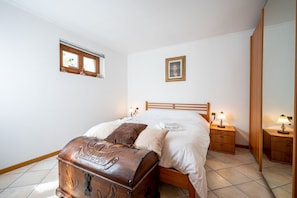 2 bedrooms, desk, bed sheets