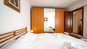 2 soverom, skrivebord og sengetøy