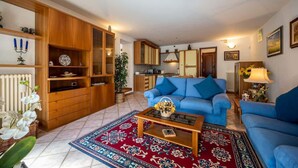 Unclassified image, 4 of 17, button - Lakefront Haven: Apartment w/ Balcony & Bike A24 by Larihome (Dongo)