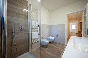 Shower, hair dryer, bidet, towels - Stunning lake view apartment Gravedona - Larihome A27 (Gravedona)