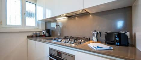Frigorifero, forno, piano cottura, lavastoviglie