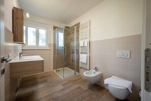 Dusche, Haartrockner, Bidet, Handtücher