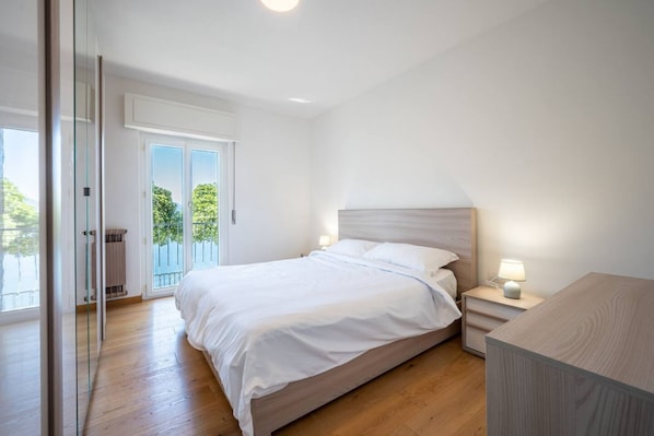 2 bedrooms, desk, WiFi, bed sheets