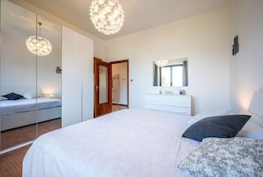 3 bedrooms, iron/ironing board, WiFi, bed sheets - Lake view apartment with balcony and parking - Larihome A25 (Gera Lario)
