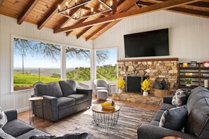 Smart TV y chimenea 