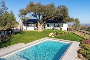 Outdoor pool, a heated pool - Paso Robles Wine Country Stay, Pool and Views (Paso Robles)