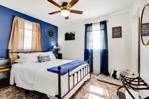 1 habitación, escritorio y tabla de planchar con plancha 