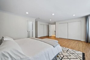 4 室のベッドルーム、旅行用ベビーベッド、WiFi (無料)、ベッドシーツ