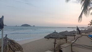 On the beach - Beachfront Apartment at Ixtapa Iguana México Zihuatanejo Paradise (Zihuatanejo)