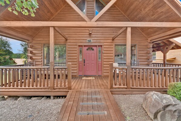 Property grounds - 3 BDR Log Cabin in Cozy Resort w/ Private Hot Tub (Gatlinburg)