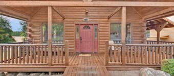 3 BDR Log Cabin in Cozy Resort w/ Private Hot Tub