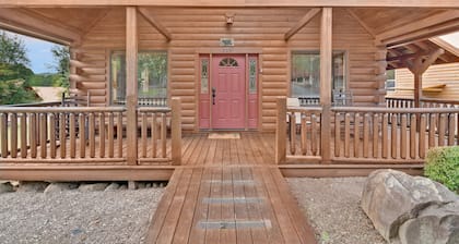 3 BDR Log Cabin in Cozy Resort w/ Private Hot Tub