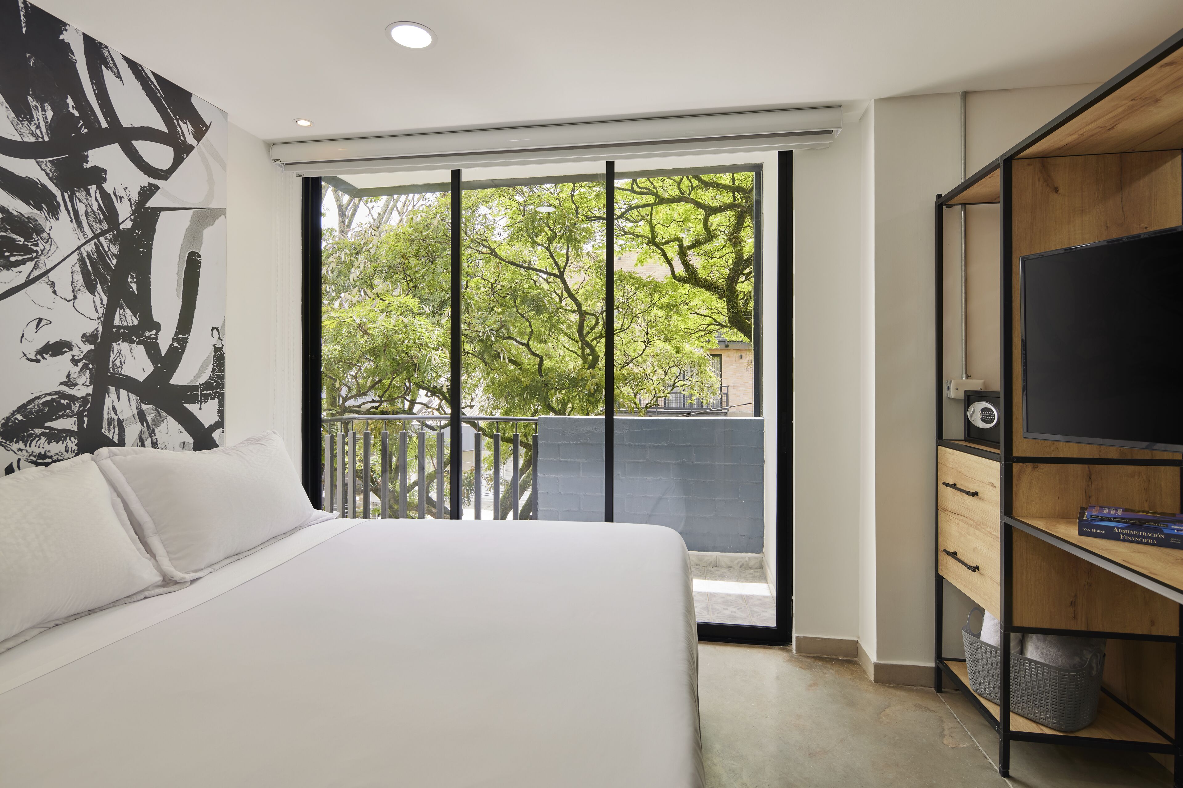 أغطية فراش متميزة وألحفة محشوة بالريش وخزنة داخل الغرفة